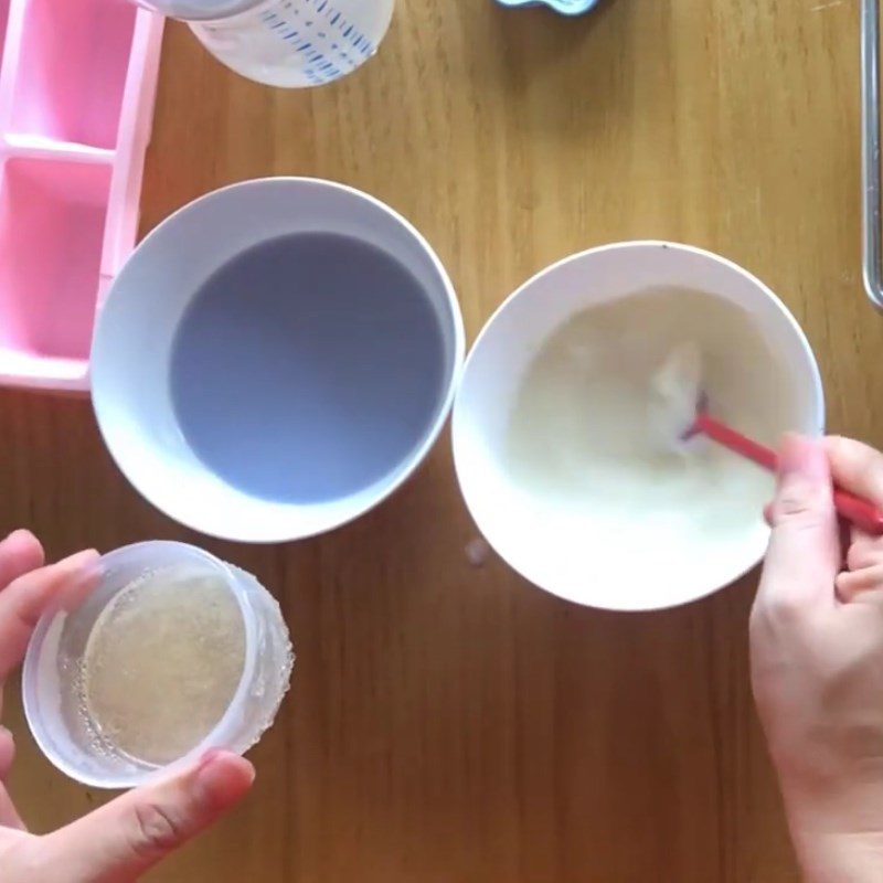 Step 4 Prepare gelatin and pour into yogurt mold for soft yogurt rolled in coconut flakes for baby