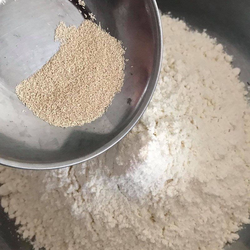 Step 2 Mix and knead the dough Rose-shaped Buns (recipe shared by a user)