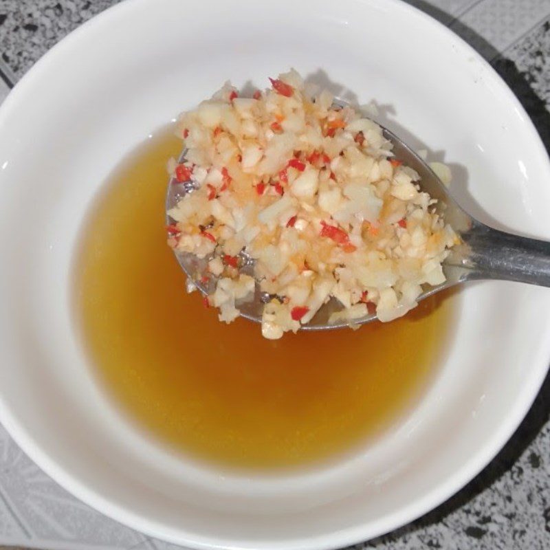 Step 3 Prepare the dipping sauce for boiled pig's ear