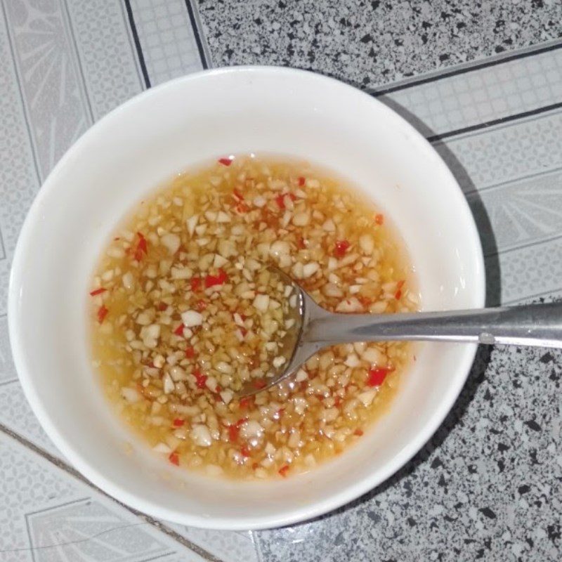 Step 3 Prepare the dipping sauce for boiled pig's ear