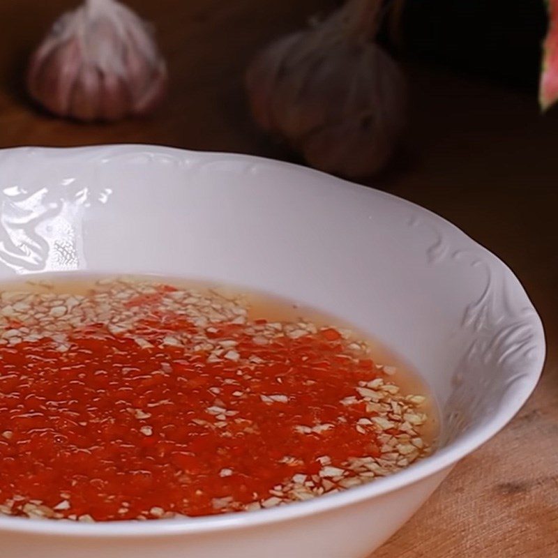 Step 2 Make dipping sauce for grilled meat vermicelli Sweet and sour dipping sauce with garlic and chili