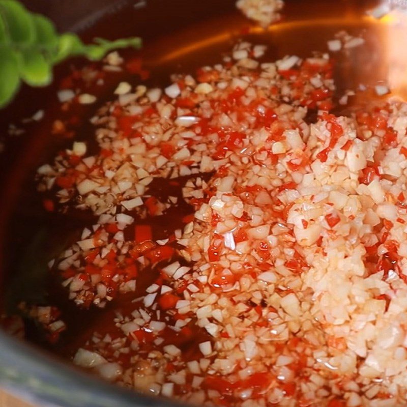 Step 2 Make the dipping sauce for grilled meat vermicelli Sweet and sour garlic chili dipping sauce