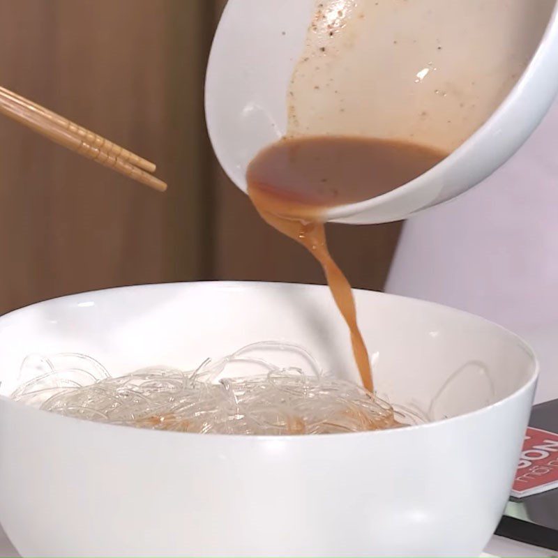 Step 3 Mixing the marinade sauce Stir-fried noodles with bean sprouts and vegetarian mushrooms