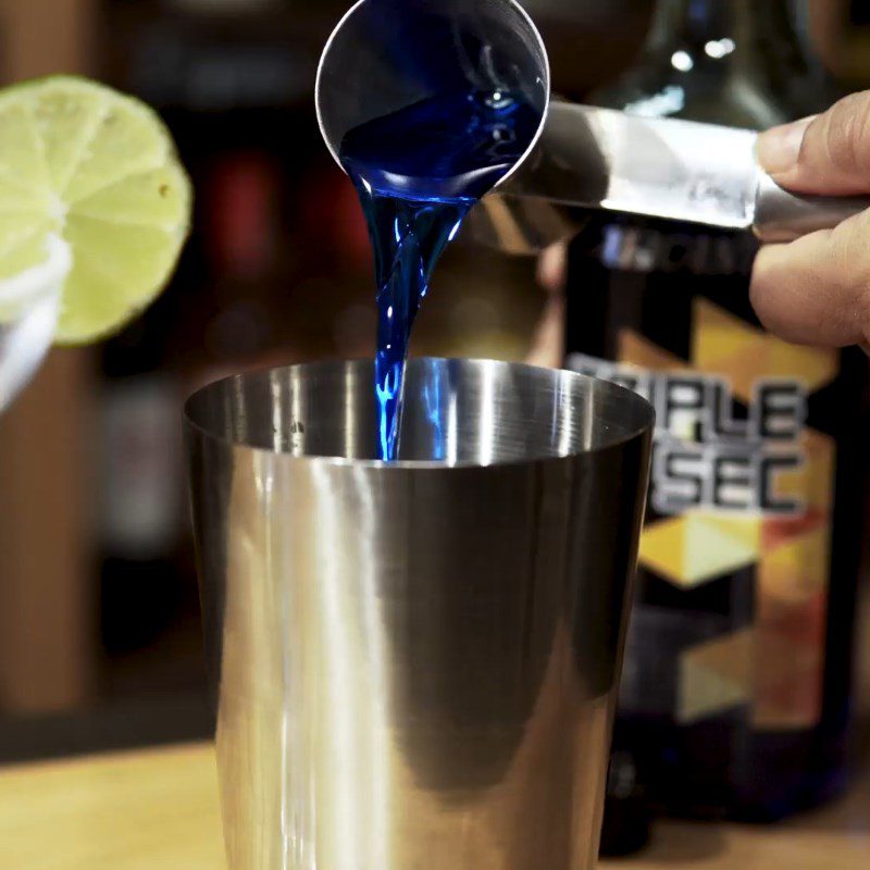 Step 1 Mix and blend the cocktail Blue Margarita Frozen Cocktail