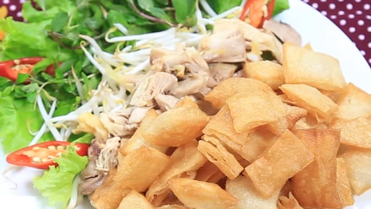 Fried rice noodles with boiled chicken and tamarind sauce