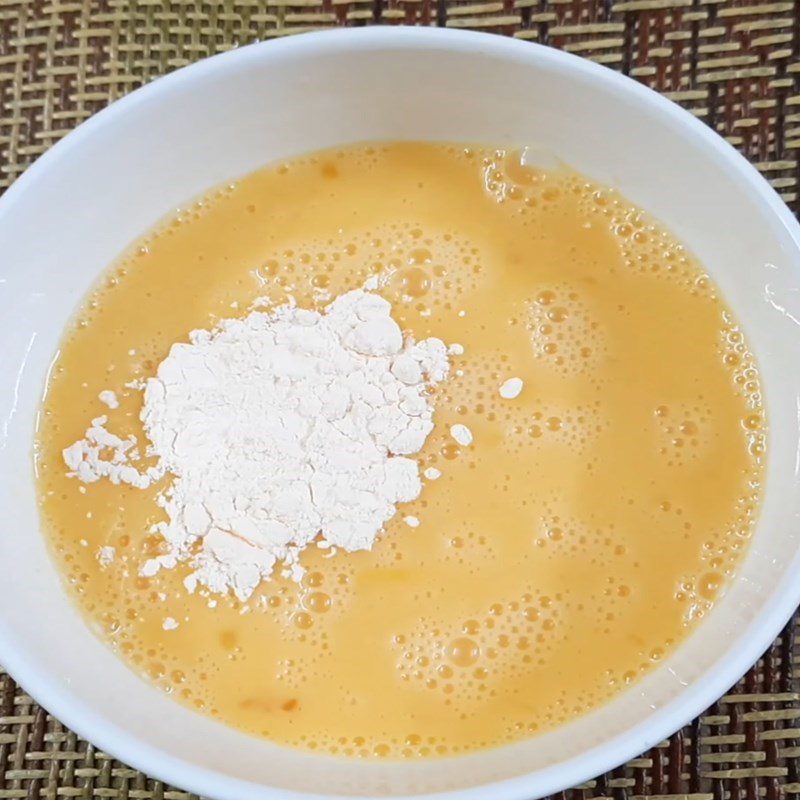 Step 1 Prepare the ingredients for Fried Laughing Cow Cheese with Bread Flour