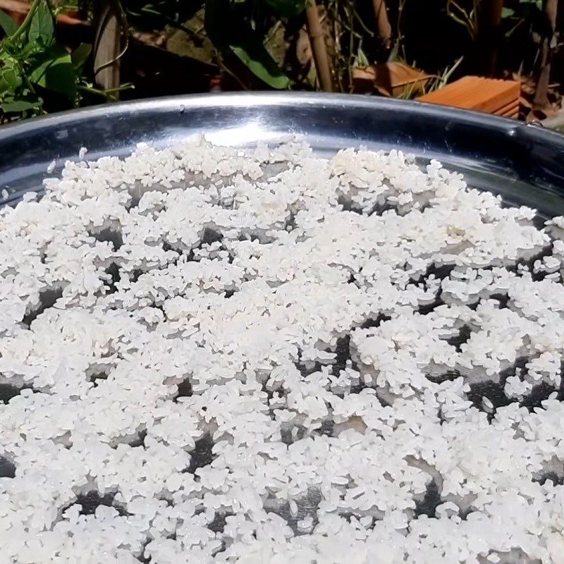 Step 1 Drying rice Fried rice with fish sauce