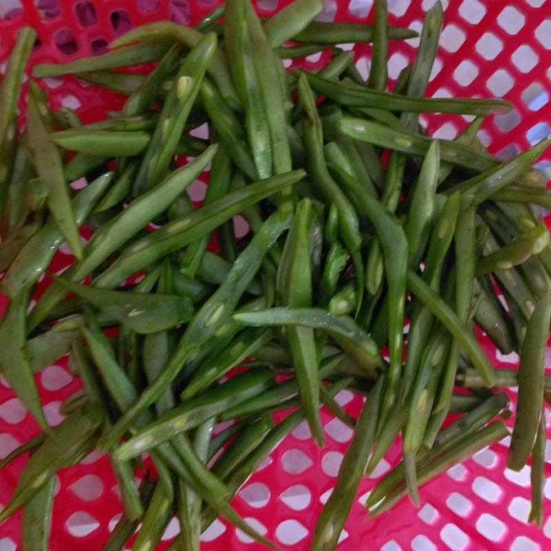 Step 1 Prepare the ingredients for stir-fried green beans with carrots