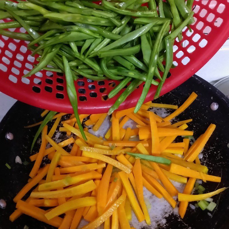 Step 3 Stir-fry the meat with the ingredients Stir-fried green beans with meat and carrots