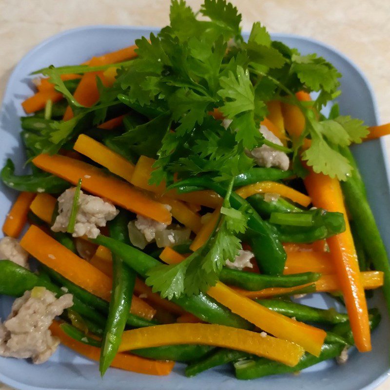 Step 4 Finished Product Stir-fried green beans with meat and carrots