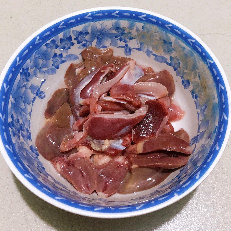 Step 1 Prepare the ingredients for Stir-fried Chicken Intestines with Straw Mushrooms