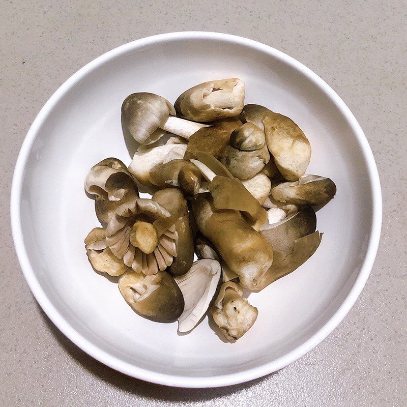 Step 1 Prepare the ingredients for Stir-fried Chicken Intestines with Straw Mushrooms