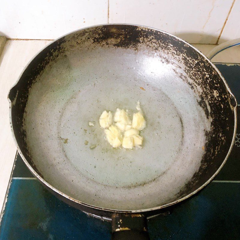 Step 2 Stir-fried chicken gizzards with mushrooms Stir-fried gizzards with straw mushrooms