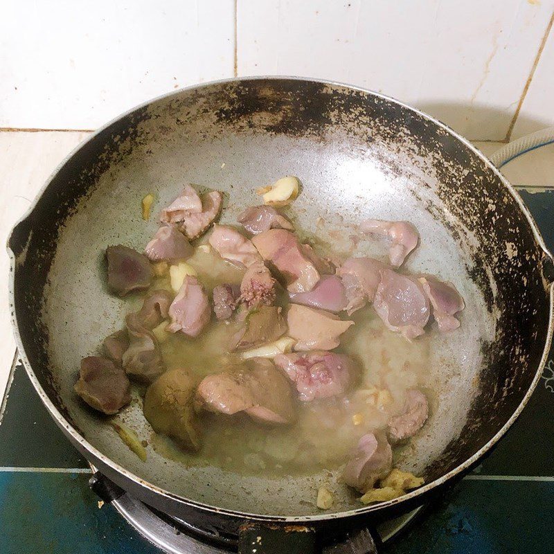 Step 2 Stir-fried chicken gizzards with mushrooms Stir-fried gizzards with straw mushrooms