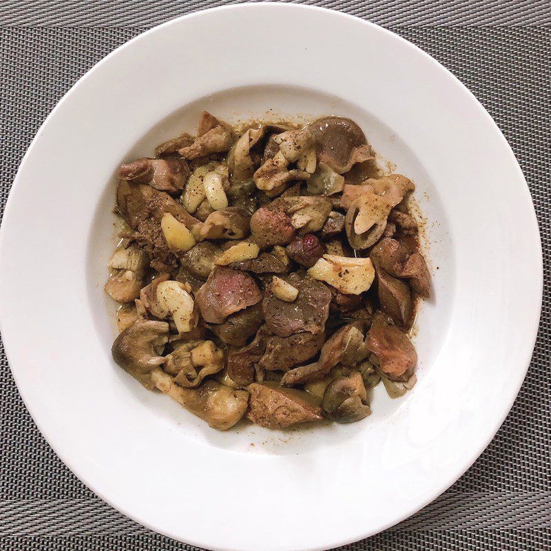 Step 2 Stir-fried chicken gizzards with mushrooms Stir-fried gizzards with straw mushrooms