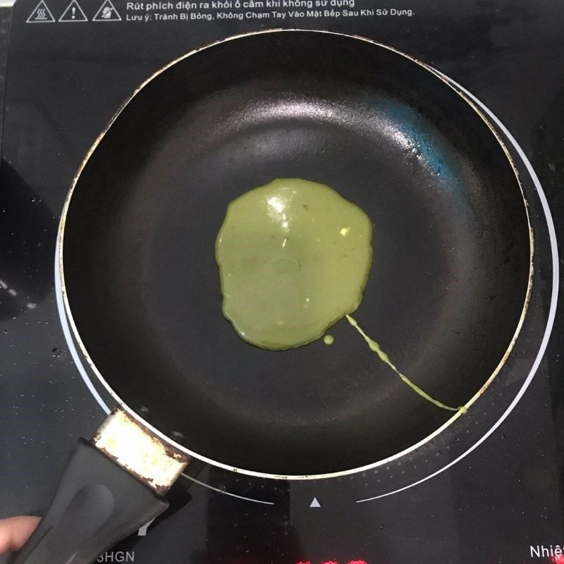 Step 2 Frying green tea pancakes in a pan Green tea pancake