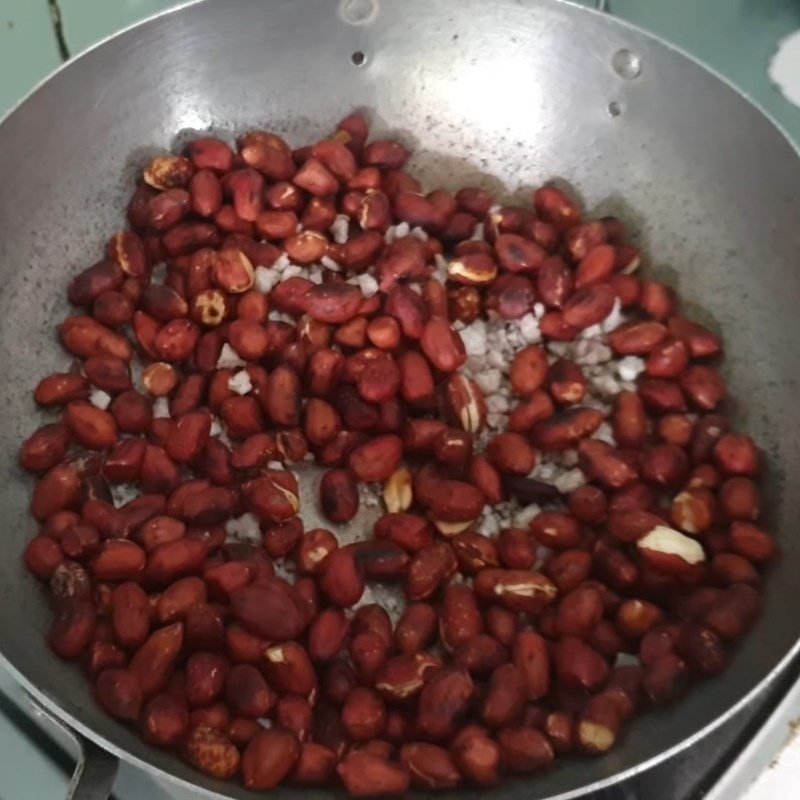 Step 3 Roasted peanuts Crispy pork fat coated with sugar