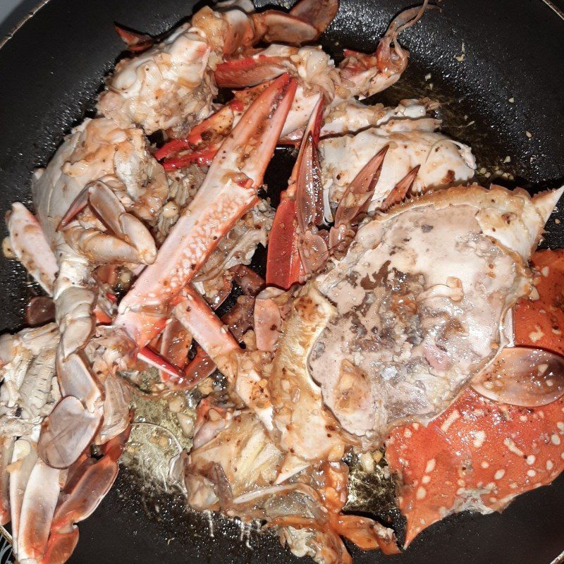 Step 4 Fried crab with garlic