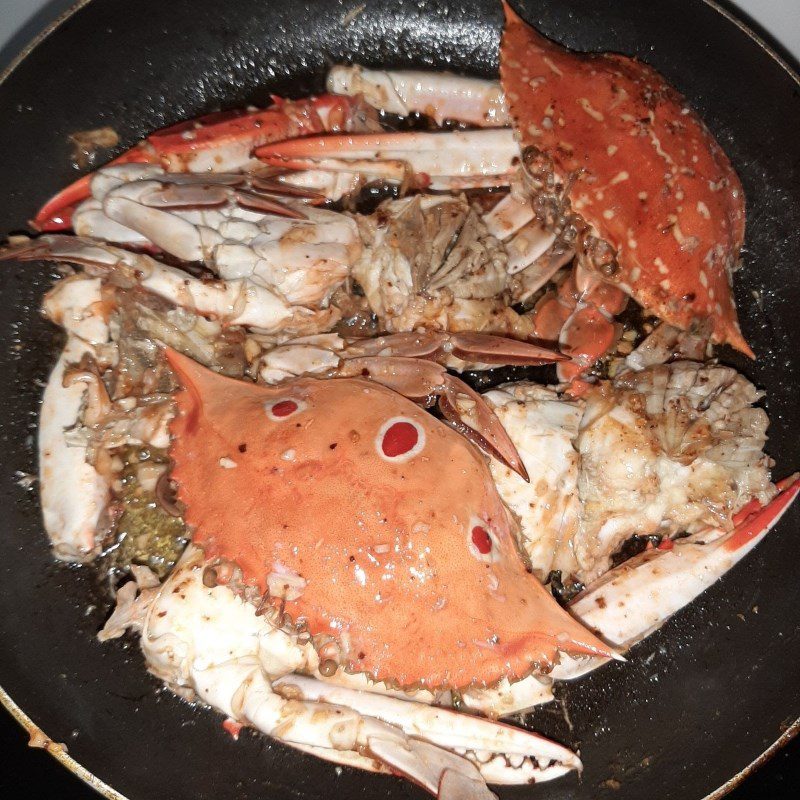 Step 4 Fried crab with garlic