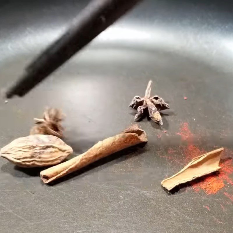 Step 5 Fry the spices for pig offal stew