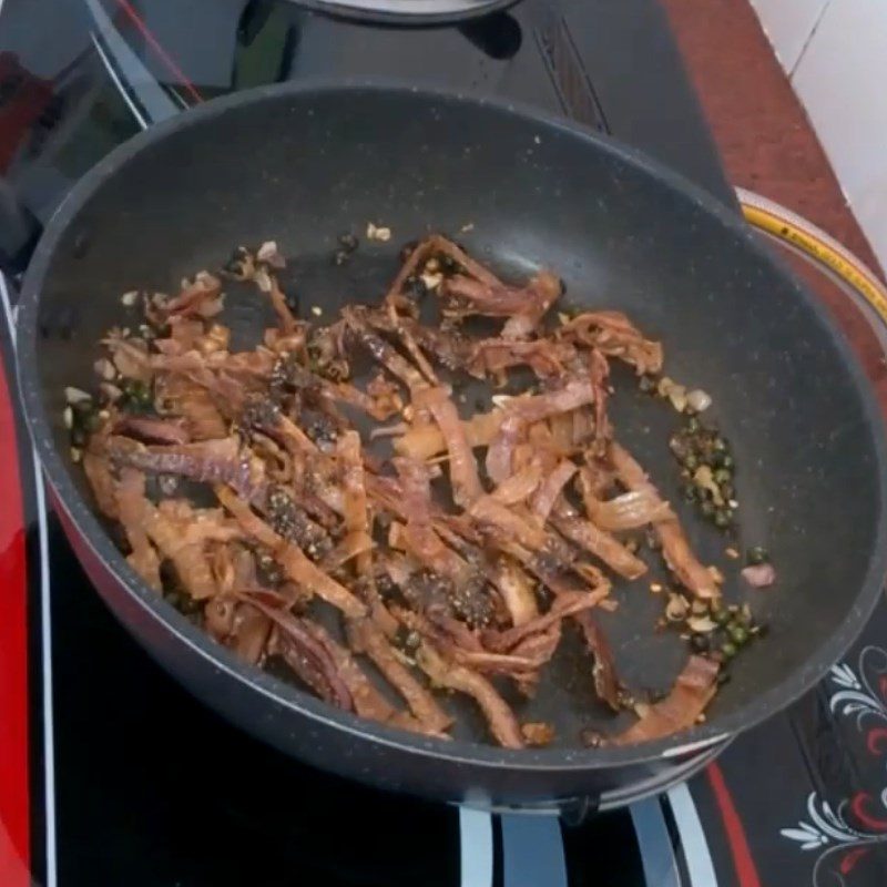 Step 6 Drying squid with a mixture of pepper, onion, garlic, and fish sauce mixture for fried squid with pepper