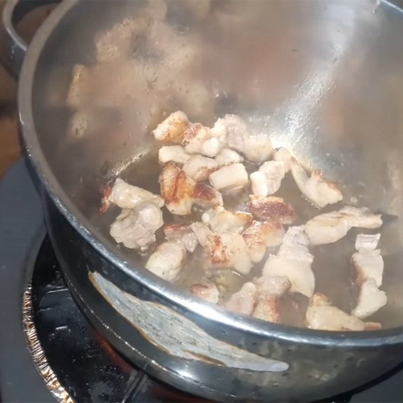 Step 2 Stir-fry the meat for Banana and Tofu Soup