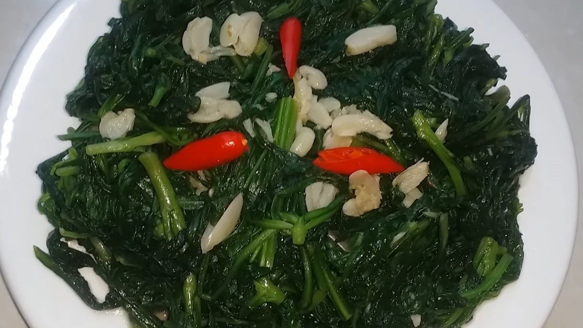 Stir-fried chrysanthemum greens with garlic