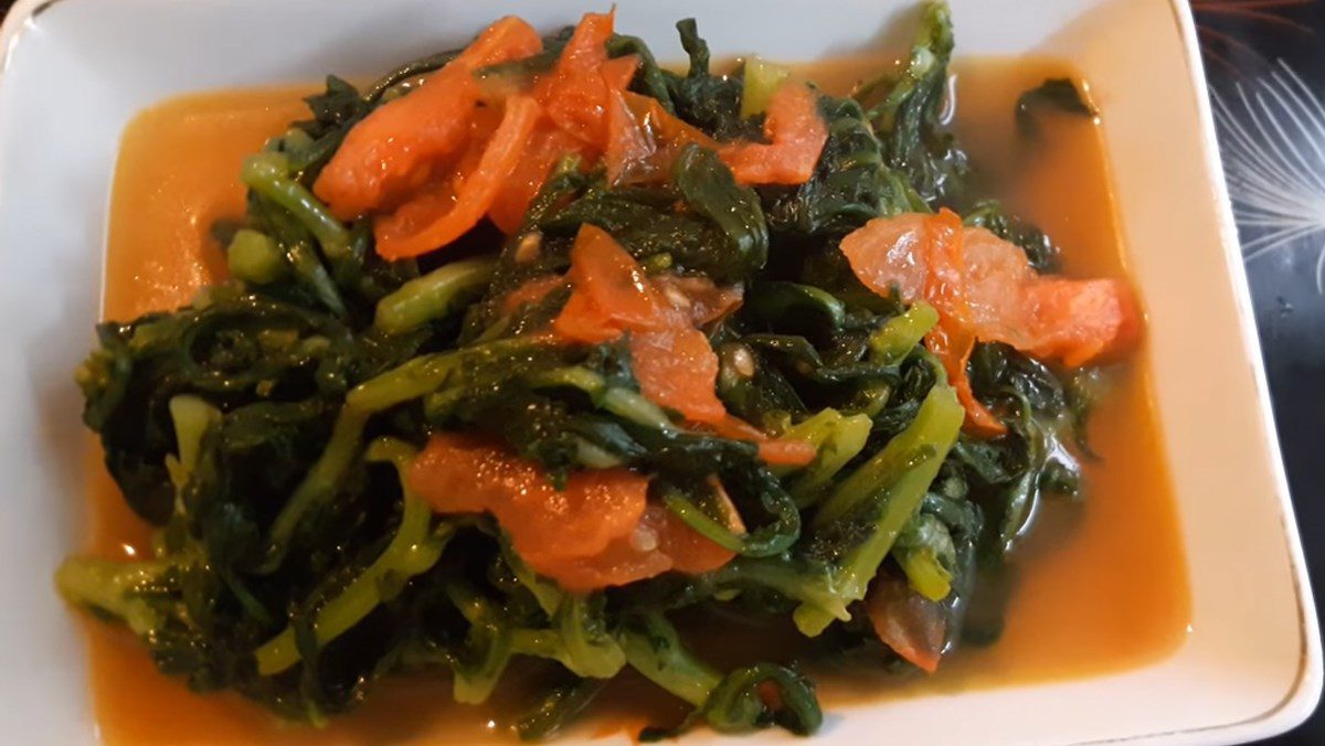 Stir-fried mustard greens with tomatoes