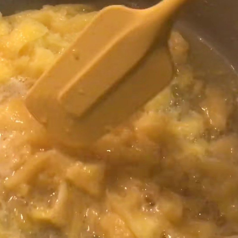 Step 3 Fry pineapple filling for vegetarian pie