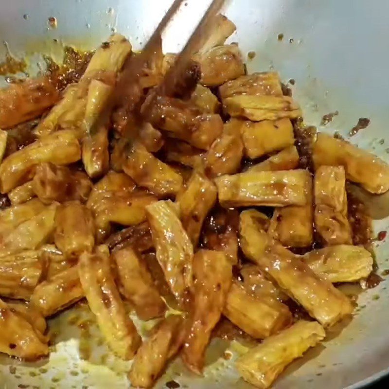 Step 3 Stir-fried tofu skin for spicy sauce