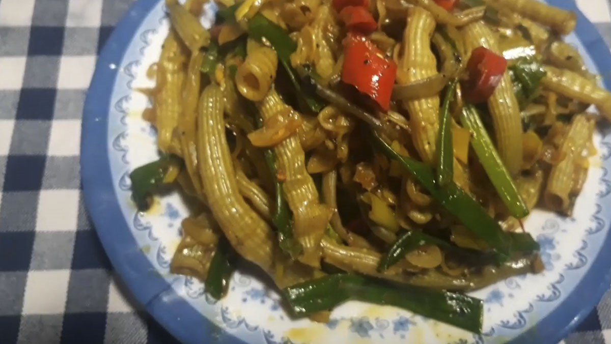 Stir-fried sandworm with lemongrass and chili