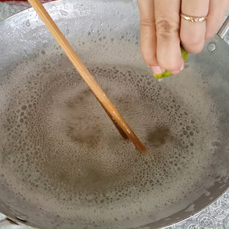 Step 1 Cook the sugar with coconut milk for coconut pressed cake with coconut filling