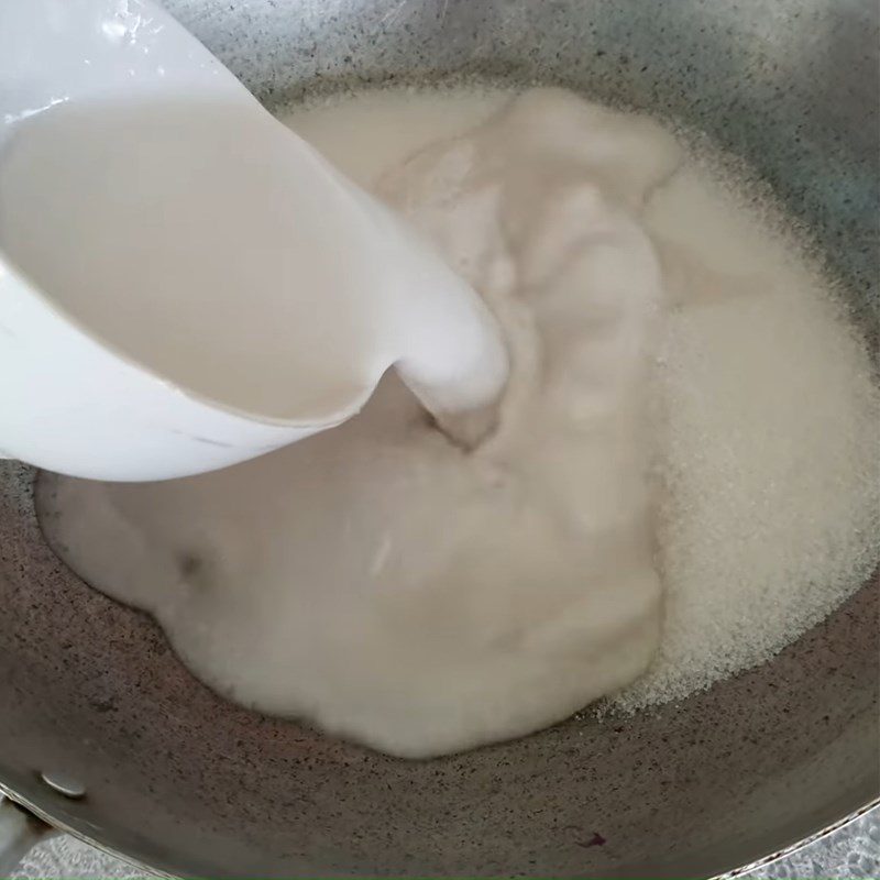 Step 1 Cook the sugar with coconut milk for coconut pressed cake with coconut filling