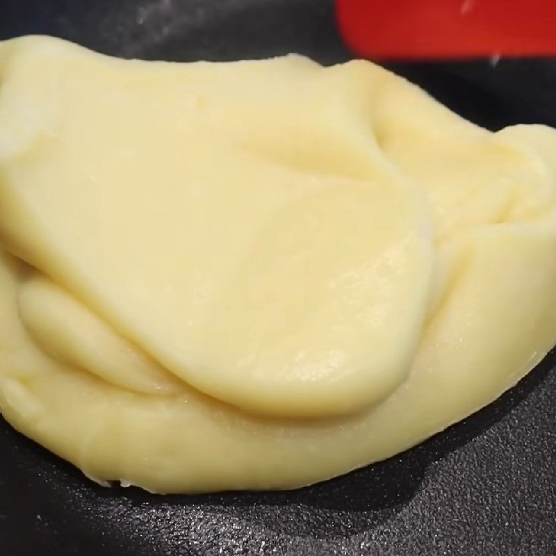 Step 1 Knead the mung bean and durian filling for Durian mung bean cake