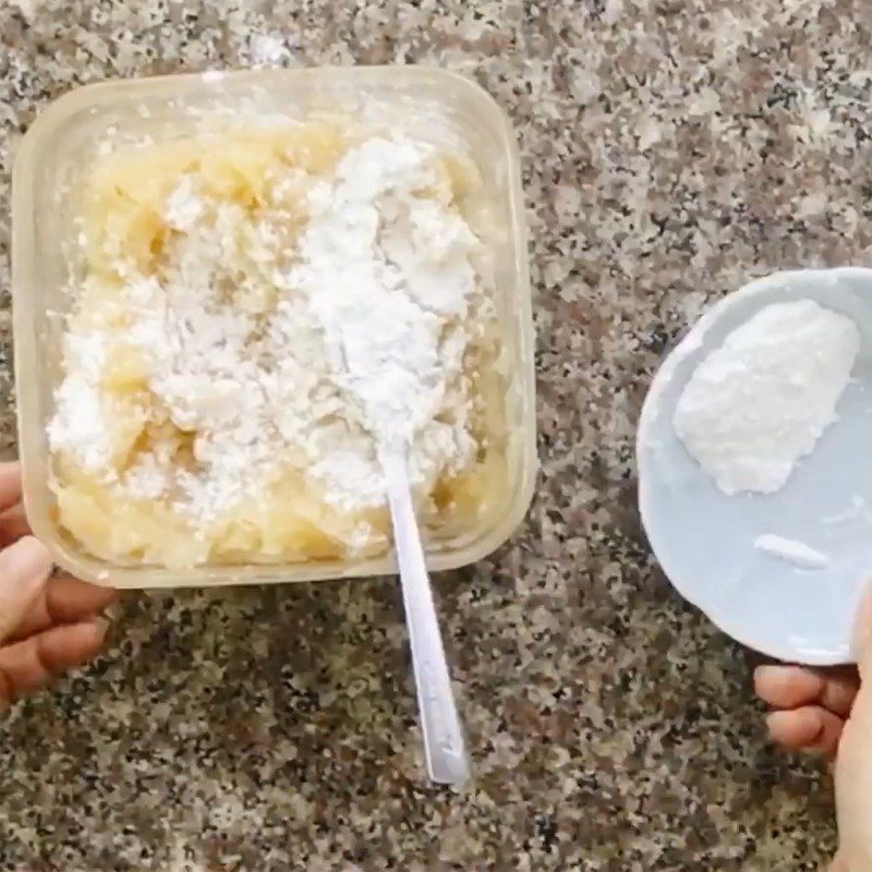 Step 3 Cook the coconut filling in the microwave Cook the coconut milk durian filling in the microwave