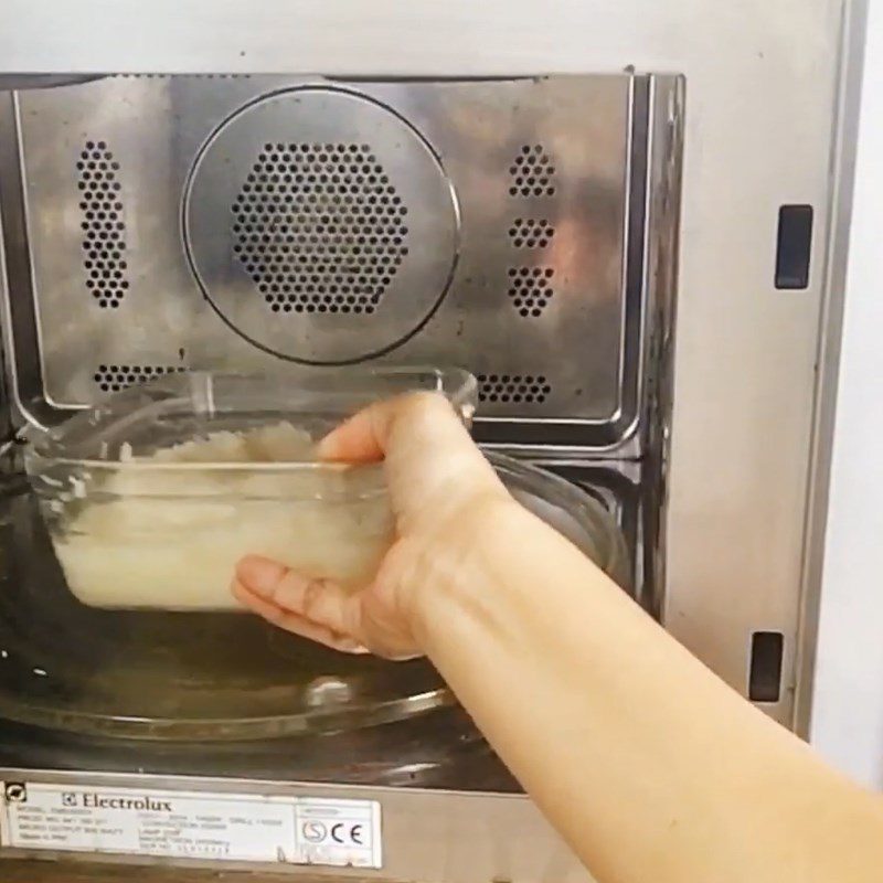 Step 3 Cook the coconut filling in the microwave Cook the coconut milk durian filling in the microwave