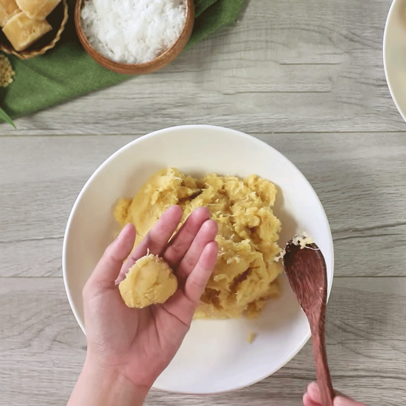 Step 3 Cook the mung bean and coconut filling for the pandan leaf cake with mung bean filling