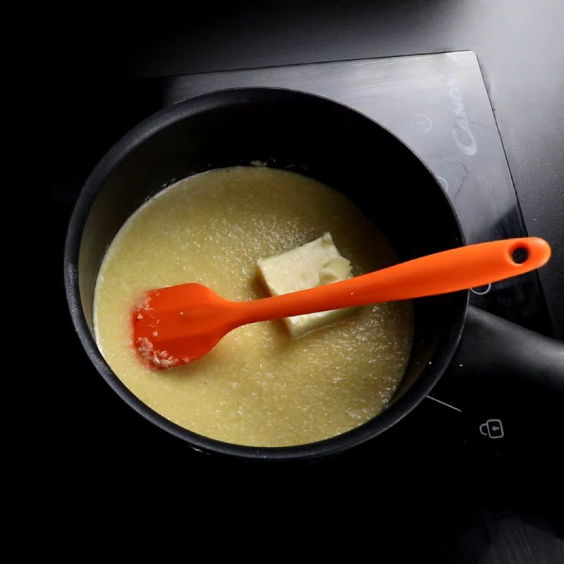 Step 2 Cook the coconut milk egg filling for the chewy cake using glutinous rice flour with coconut milk egg cream filling