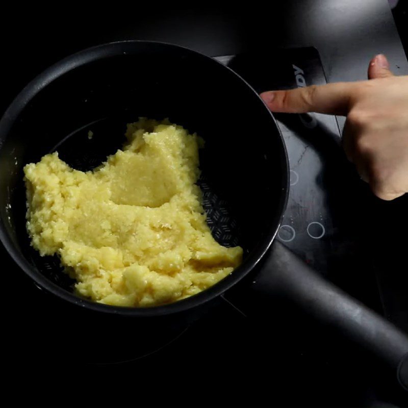 Step 2 Cook the coconut milk egg filling for the chewy cake using glutinous rice flour with coconut milk egg cream filling