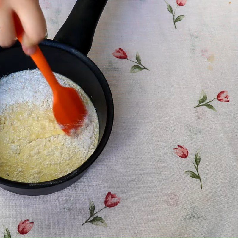 Step 2 Cook the coconut milk egg filling for the chewy cake using glutinous rice flour with coconut milk egg cream filling