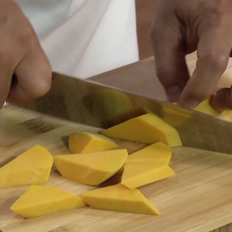 Step 1 Prepare the pumpkin for stir-fried pumpkin with smoked meat