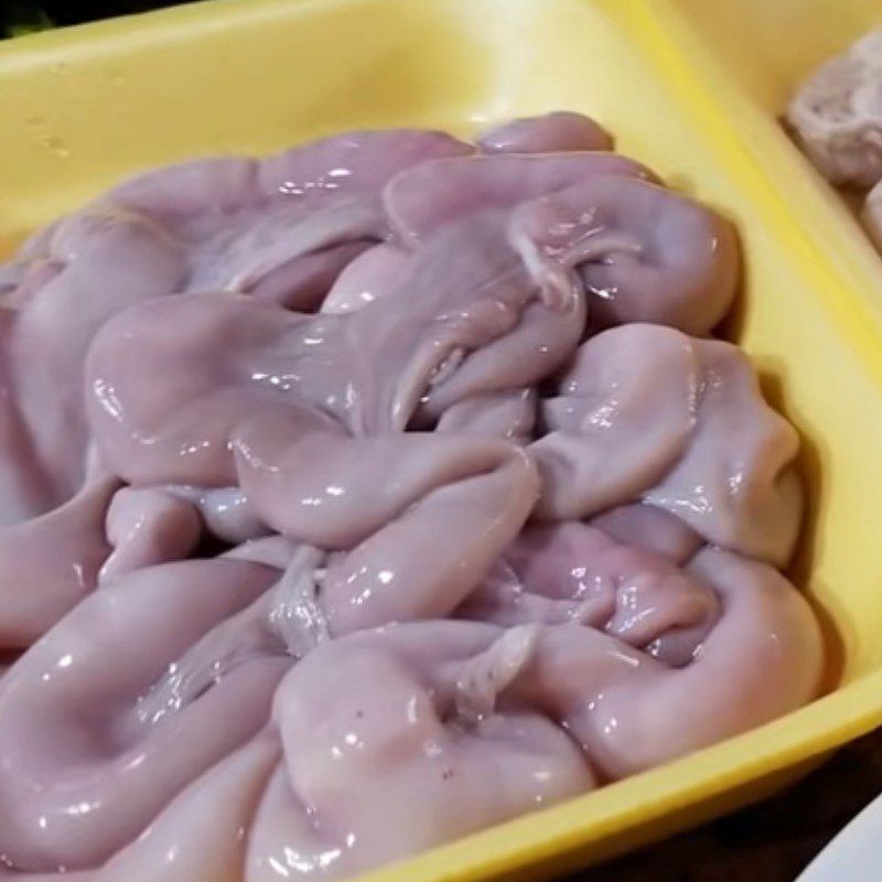 Step 1 Prepare stomach and pork intestines for stir-fried pork intestines