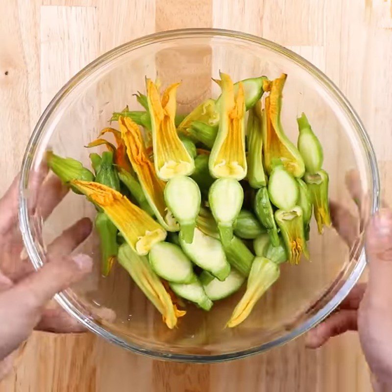 Step 1 Prepare the flower buds Stir-fried flower buds with garlic