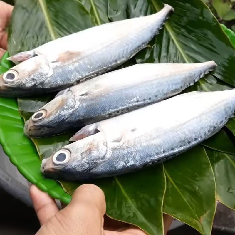 Step 1 Prepare mackerel for sour fish soup