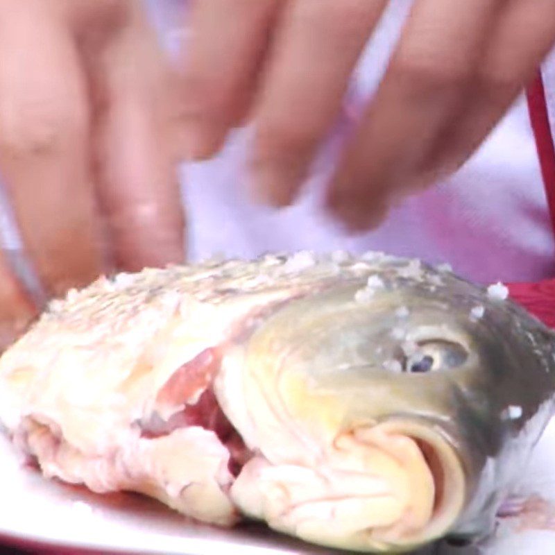 Step 1 Prepare the fish for red bean soup with carp