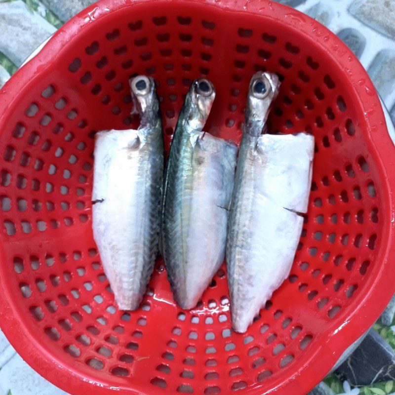 Step 1 Prepare mackerel for sour fish soup