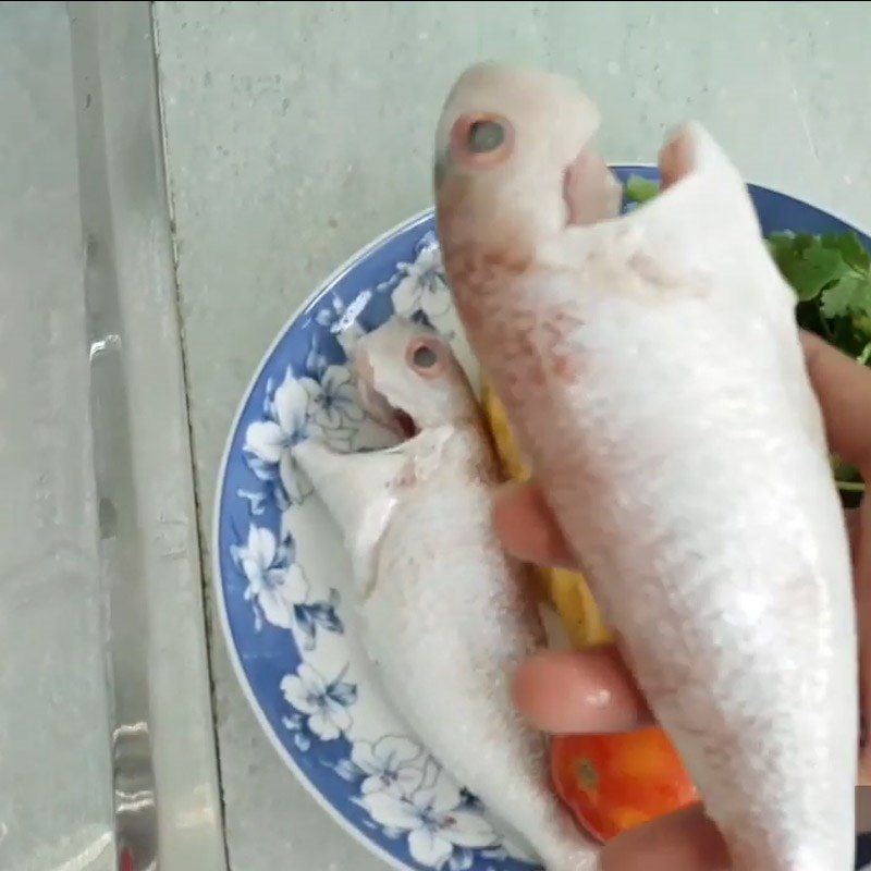 Step 1 Prepare Hường Fish for Sour Fish Soup