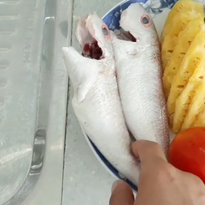 Step 1 Prepare Hường Fish for Sour Fish Soup