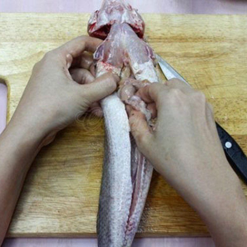 Step 1 Prepare snakehead fish for sweet mustard greens soup