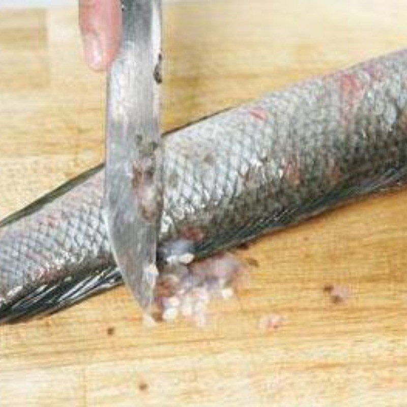 Step 1 Prepare snakehead fish for sweet mustard greens soup